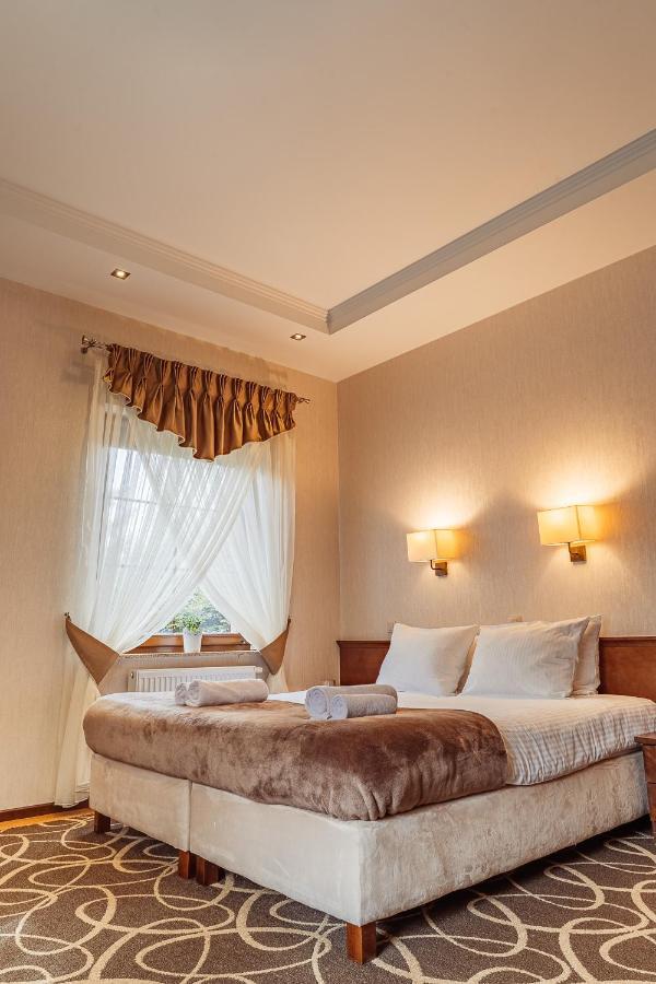 Hotel Dwor Choiny Казимерувка Экстерьер фото