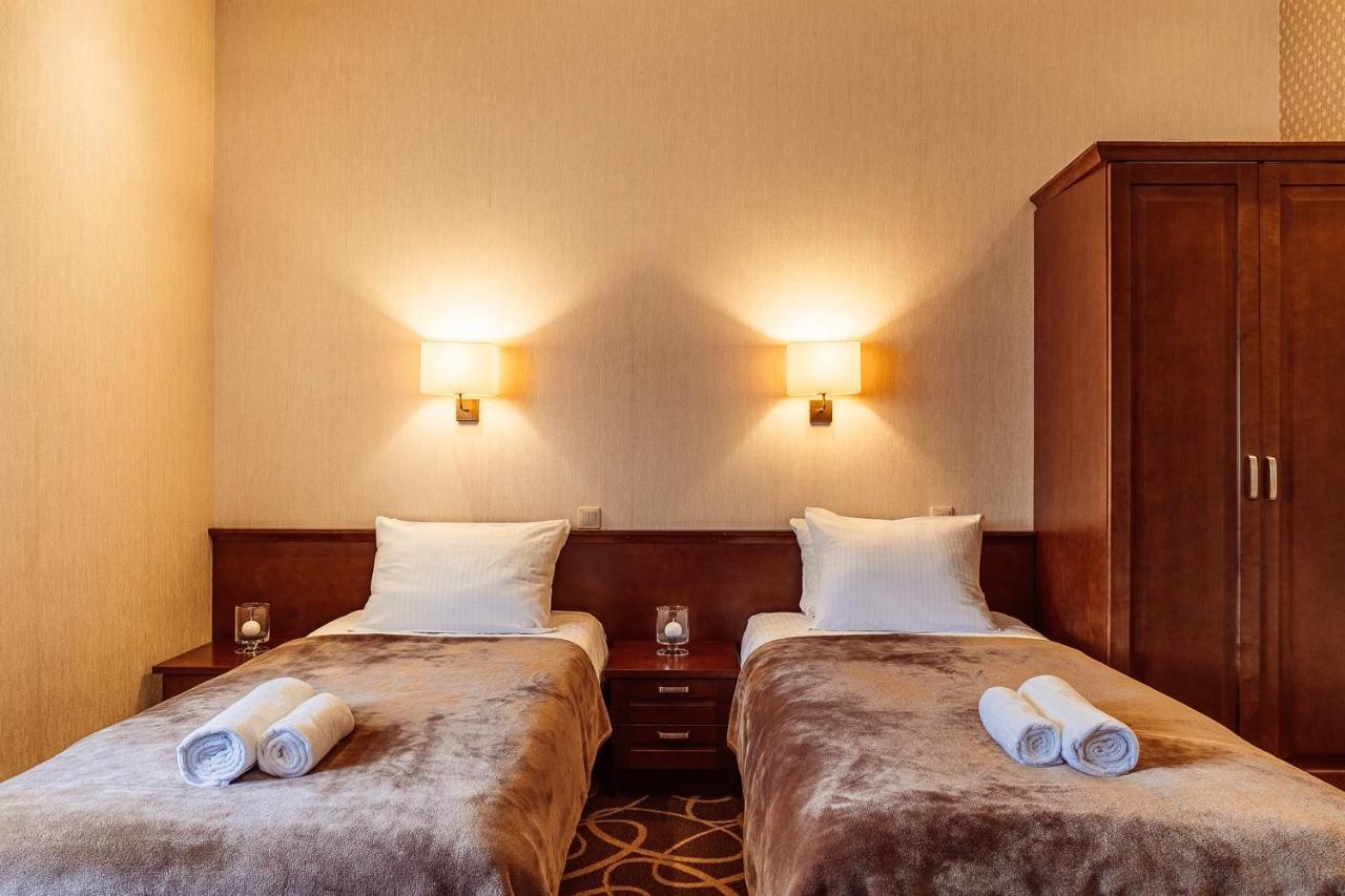 Hotel Dwor Choiny Казимерувка Экстерьер фото