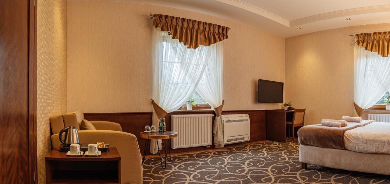 Hotel Dwor Choiny Казимерувка Экстерьер фото