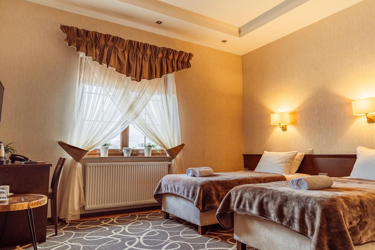 Hotel Dwor Choiny Казимерувка Экстерьер фото