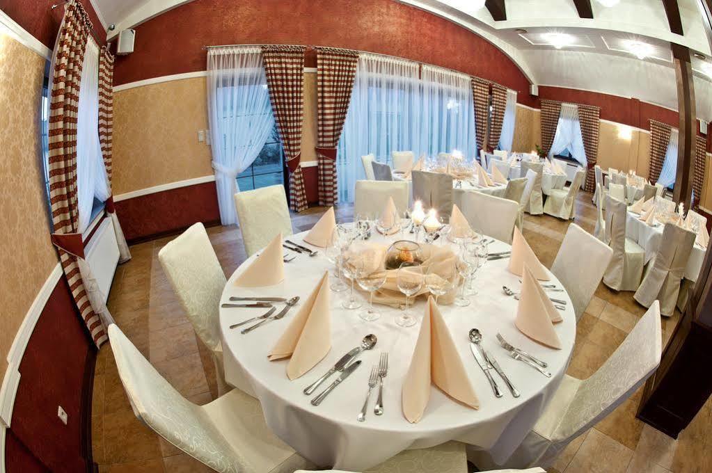 Hotel Dwor Choiny Казимерувка Экстерьер фото