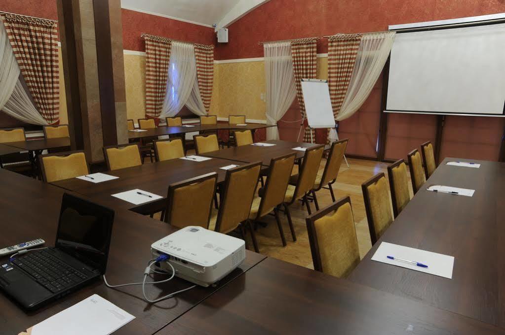 Hotel Dwor Choiny Казимерувка Экстерьер фото