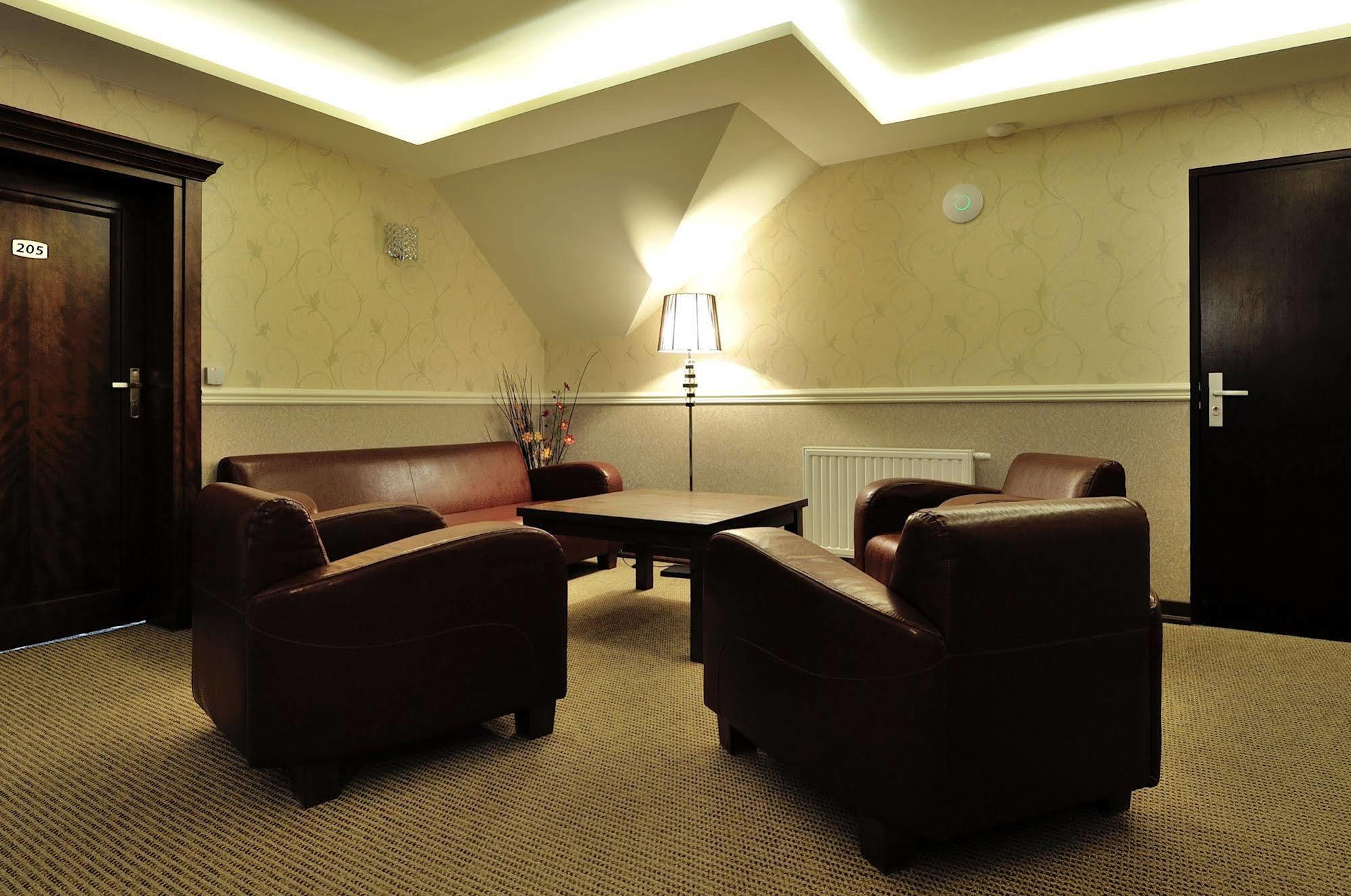 Hotel Dwor Choiny Казимерувка Экстерьер фото