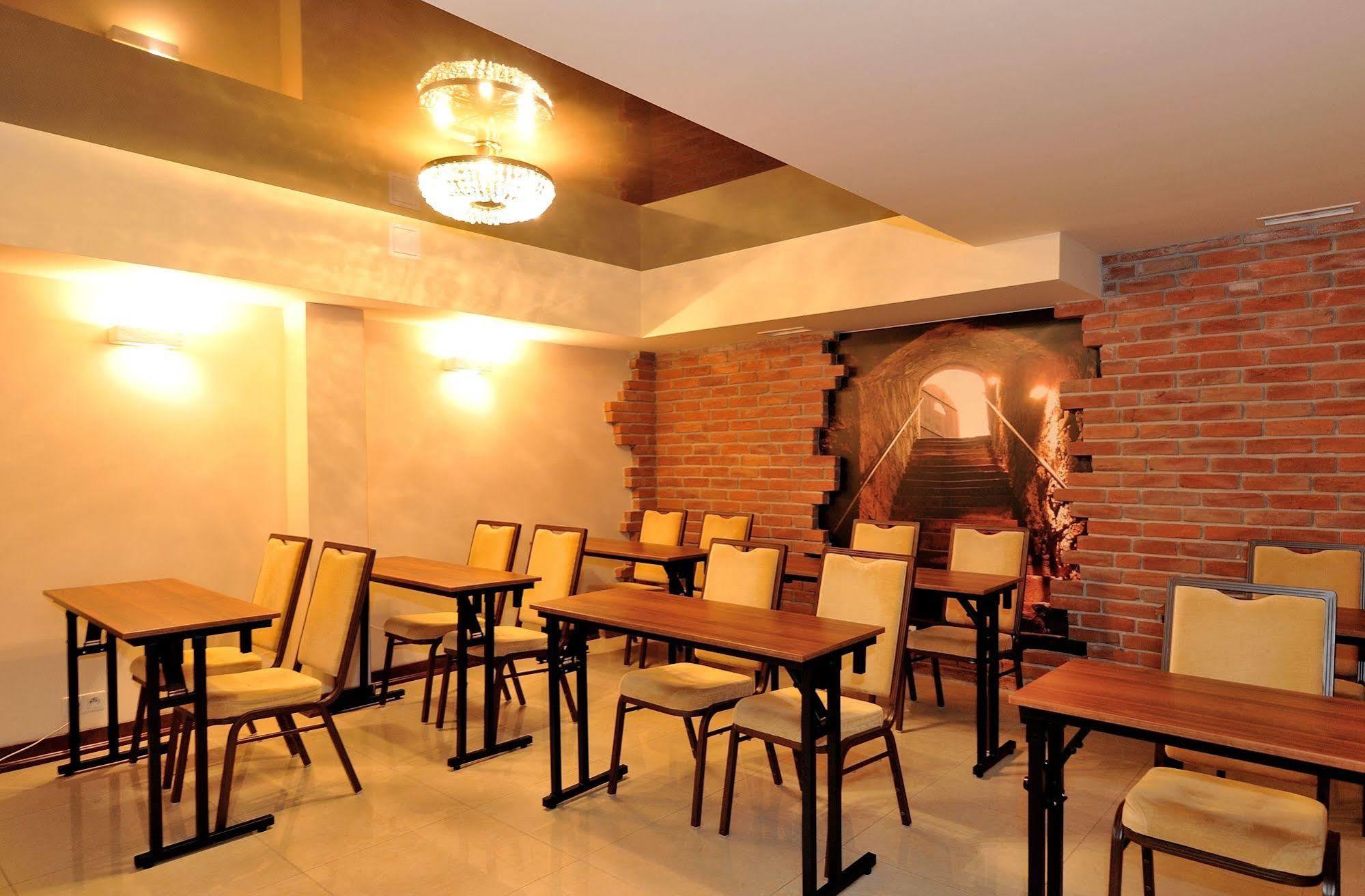 Hotel Dwor Choiny Казимерувка Экстерьер фото