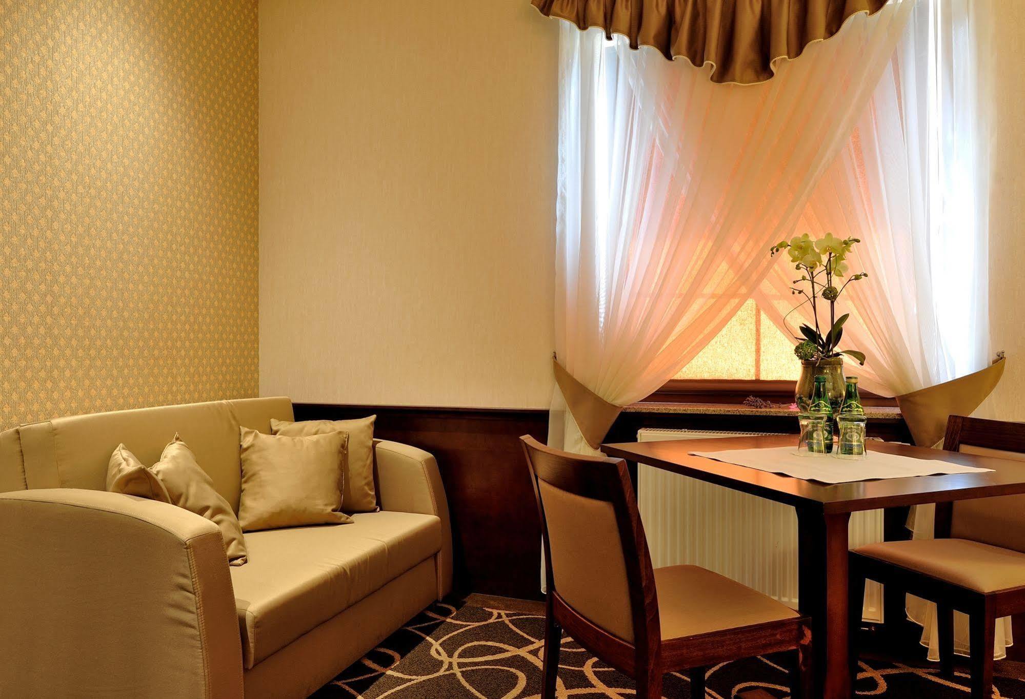 Hotel Dwor Choiny Казимерувка Экстерьер фото