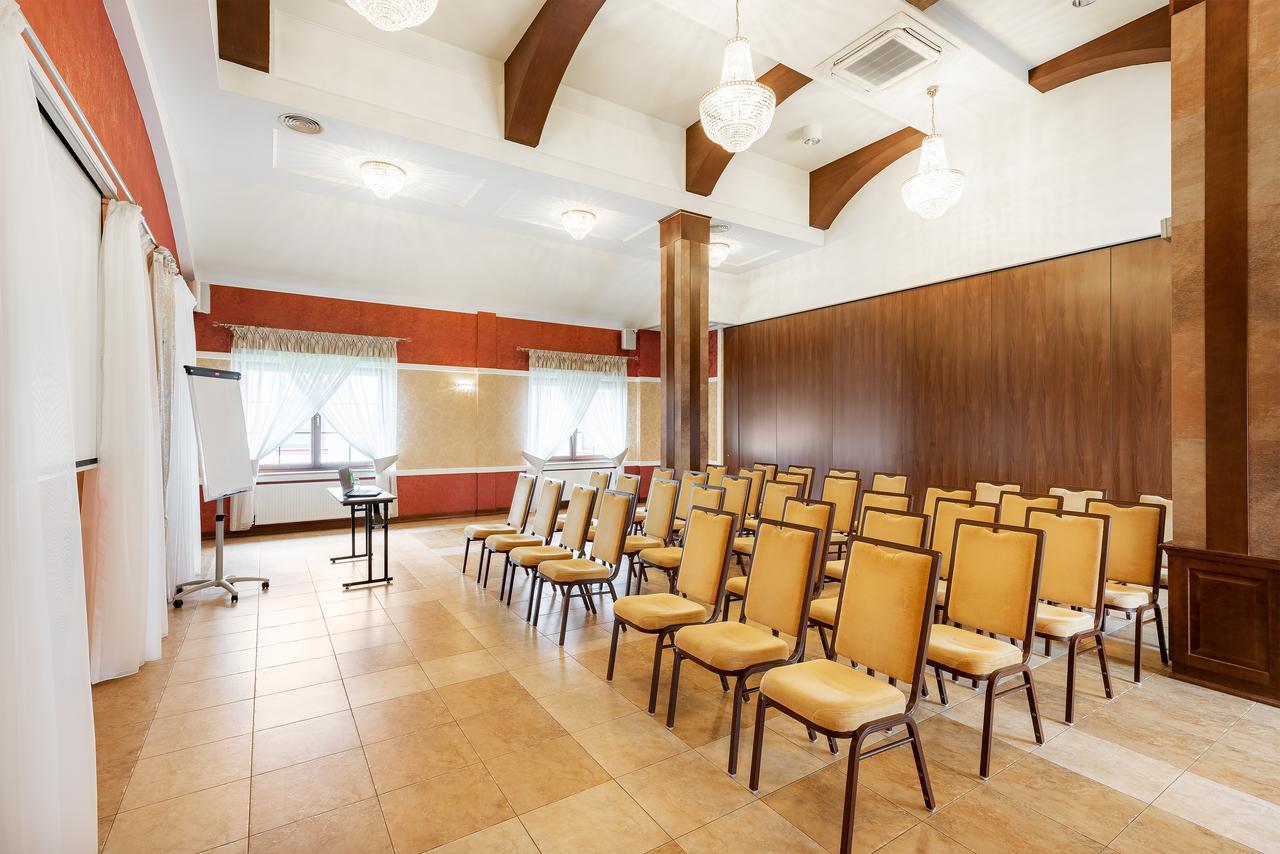 Hotel Dwor Choiny Казимерувка Экстерьер фото