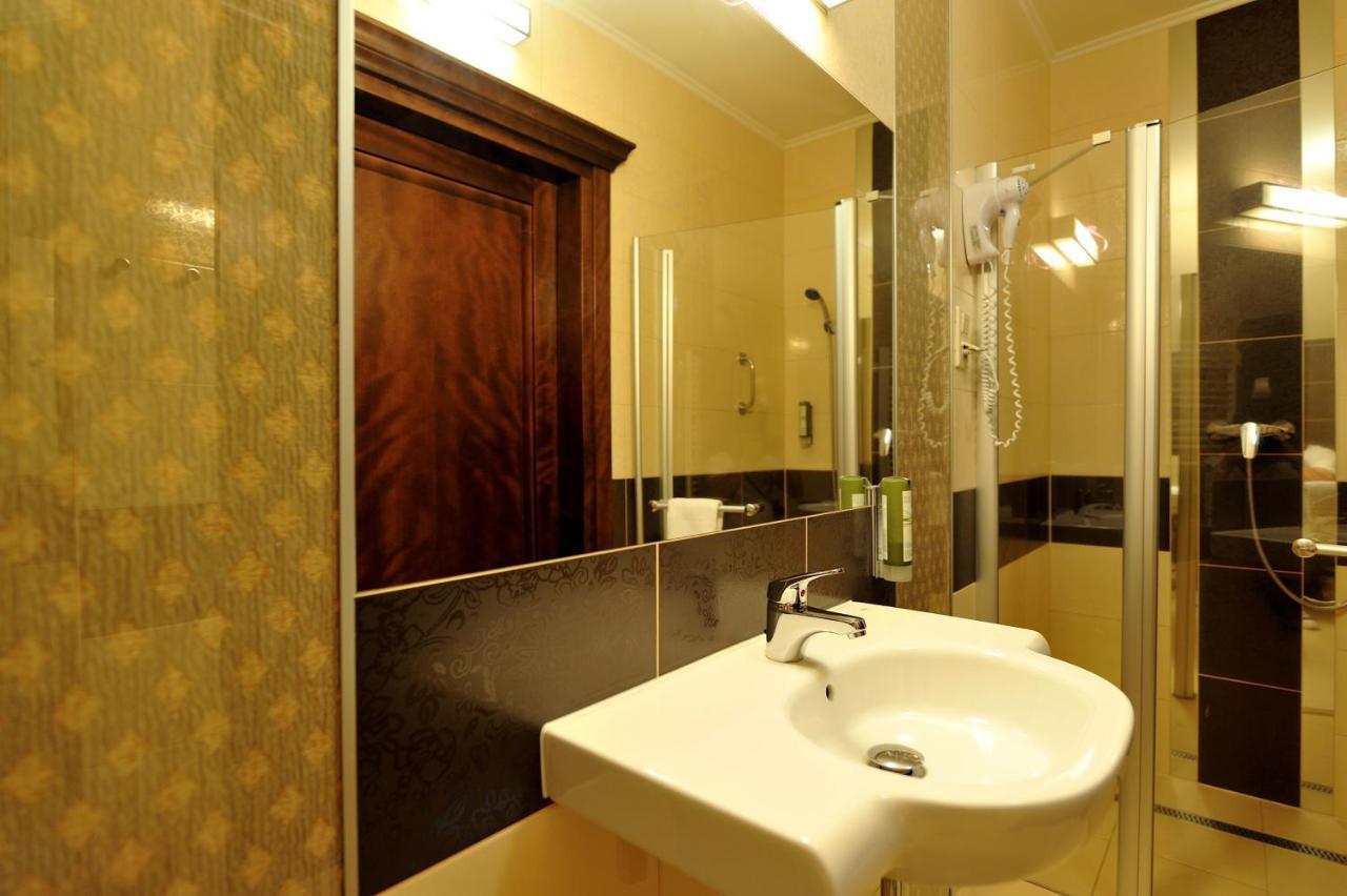 Hotel Dwor Choiny Казимерувка Экстерьер фото