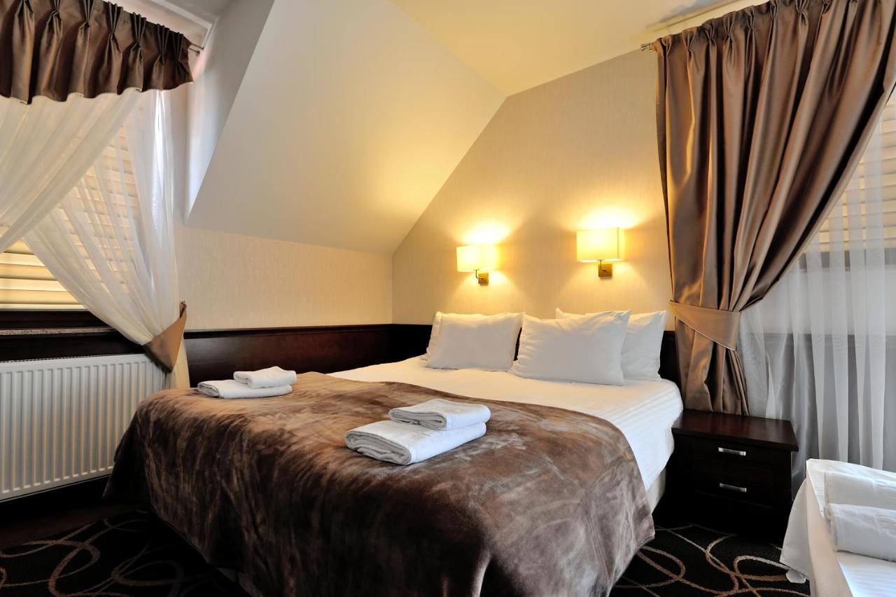 Hotel Dwor Choiny Казимерувка Экстерьер фото