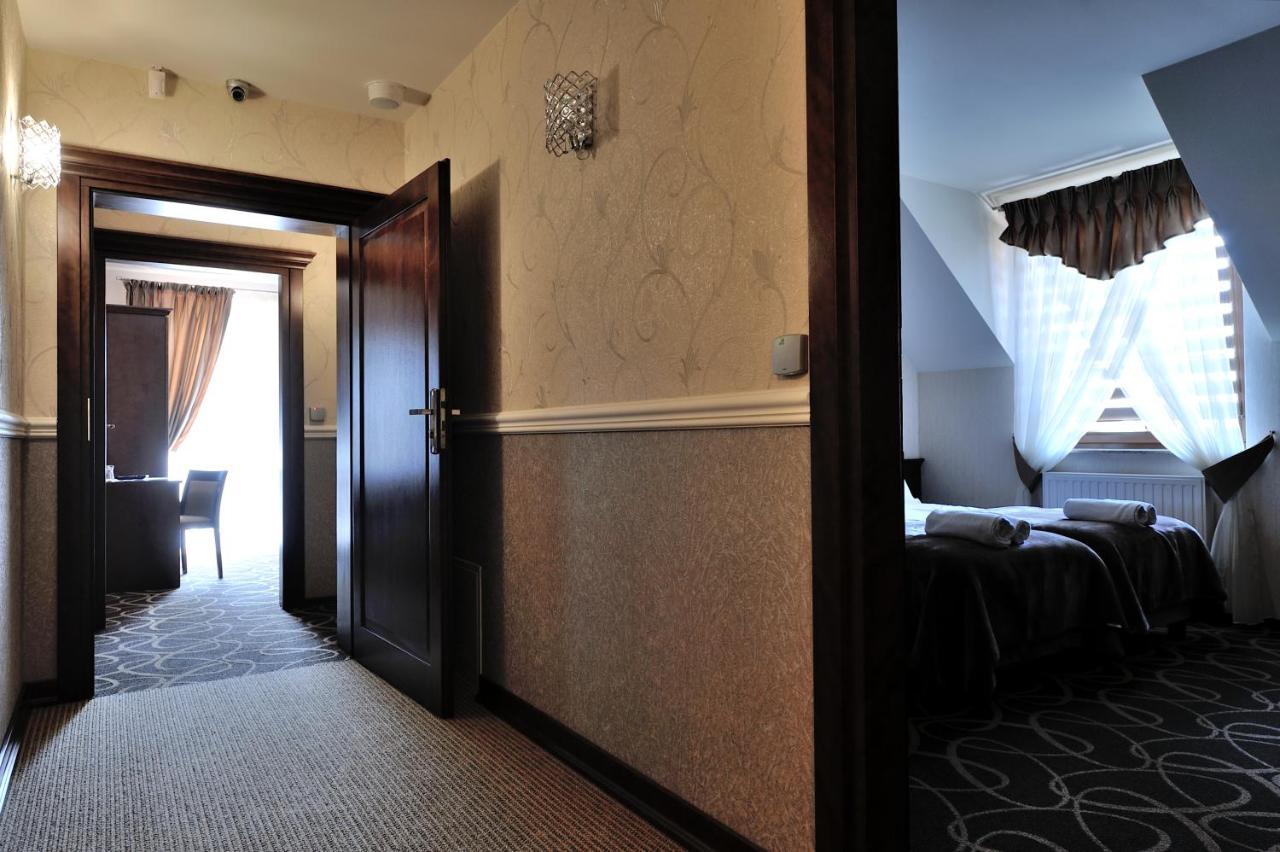Hotel Dwor Choiny Казимерувка Экстерьер фото