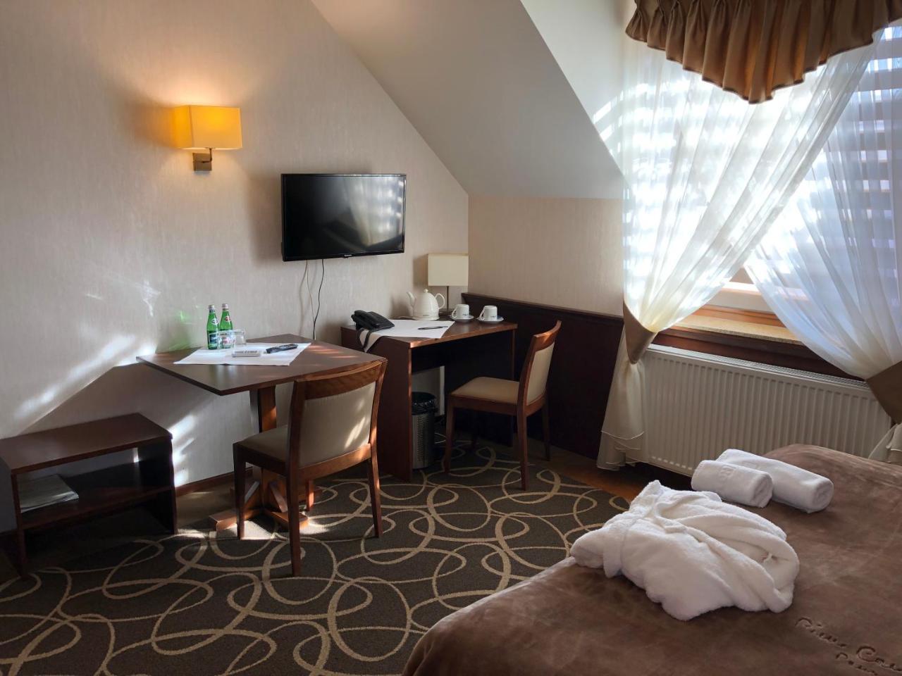 Hotel Dwor Choiny Казимерувка Экстерьер фото